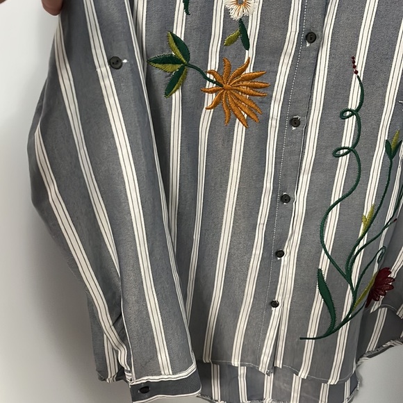 Saloon Women’s Long Sleeve Button Down Embroidered Collard Shirt - Picture 7 of 7